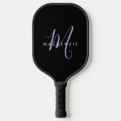Elegantes, modernes Black Lavender Script Monogram Pickleball Schläger (Vorderseite)