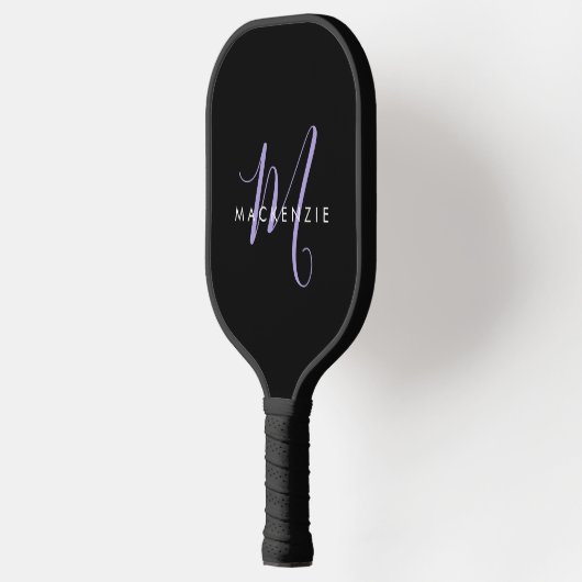Elegantes, modernes Black Lavender Script Monogram Pickleball Schläger (Links)
