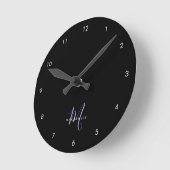 Elegantes, modernes Black Lavender Script Monogram Runde Wanduhr (Winkel)