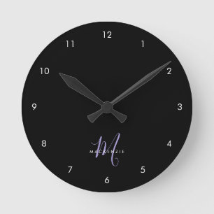 Elegantes, modernes Black Lavender Script Monogram Runde Wanduhr