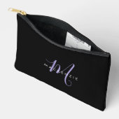 Elegantes, modernes Black Lavender Script Monogram Zubehörtasche (Offen)
