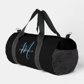 Elegantes, modernes Black Sky Blue Script Monogram Duffle Bag (Rechte Ecke)