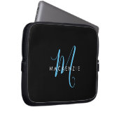 Elegantes, modernes Black Sky Blue Script Monogram Laptopschutzhülle (Vorne Rechts)