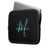 Elegantes, modernes Black Sky Blue Script Monogram Laptopschutzhülle (Vorderseite Links)