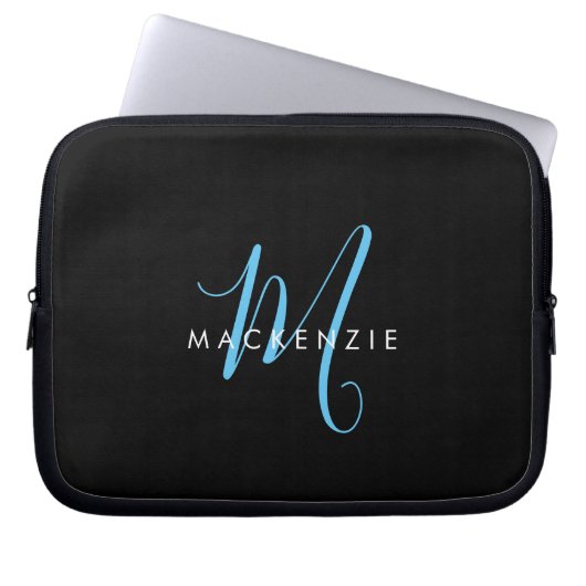 Elegantes, modernes Black Sky Blue Script Monogram Laptopschutzhülle (Vorderseite)