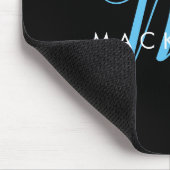 Elegantes, modernes Black Sky Blue Script Monogram Mousepad (Ecke)
