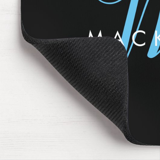 Elegantes, modernes Black Sky Blue Script Monogram Mousepad (Ecke)