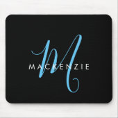 Elegantes, modernes Black Sky Blue Script Monogram Mousepad (Vorne)