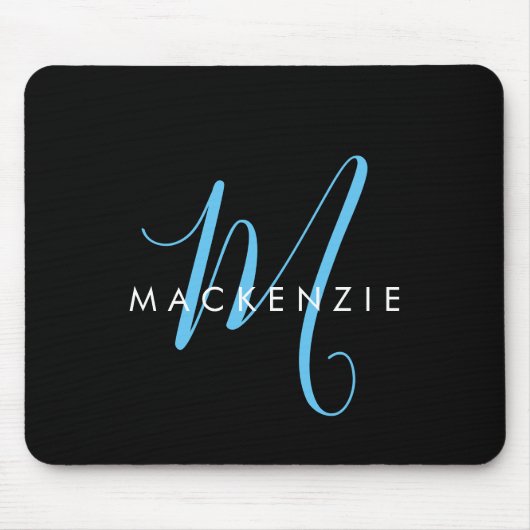 Elegantes, modernes Black Sky Blue Script Monogram Mousepad (Vorne)