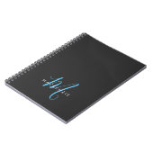 Elegantes, modernes Black Sky Blue Script Monogram Notizblock (Linke Seite)