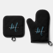 Elegantes, modernes Black Sky Blue Script Monogram Ofenhandschuh & Topflappen-Set (Vorderseite)