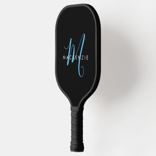Elegantes, modernes Black Sky Blue Script Monogram Pickleball Schläger (Links)