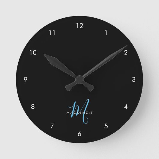 Elegantes, modernes Black Sky Blue Script Monogram Runde Wanduhr (Vorderseite)