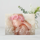Elegantes modernes Calligraphy New Baby Foto Dankeskarte (Stehend Vorderseite)