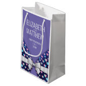 Elegantes modernes Design für Bow und Herz-Speckle Kleine Geschenktüte (Rückseite Schrägansicht)