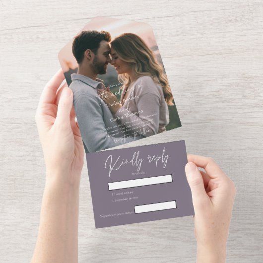 Elegantes modernes, dunkles lila Hochzeitsfest mit All In One Einladung (Abreißen)