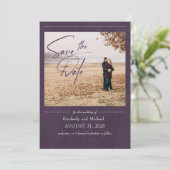 Elegantes, modernes Eggplant Lila Save the Date Fo (Stehend Vorderseite)