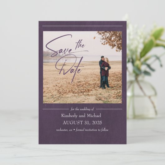 Elegantes, modernes Eggplant Lila Save the Date Fo (Stehend Vorderseite)