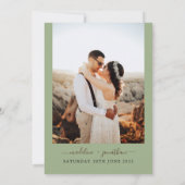 Elegantes, modernes Foto mit grüner Tür Hochzeitsi Einladung (Rückseite)