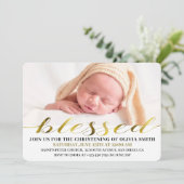 Elegantes Modernes Gold Script Foto Christening Einladung (Stehend Vorderseite)