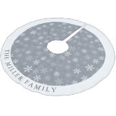 Elegantes modernes Grauschneeflockenmuster Polyester Weihnachtsbaumdecke (Schrägansicht)