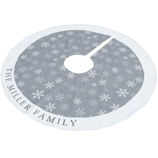 Elegantes modernes Grauschneeflockenmuster Polyester Weihnachtsbaumdecke (Schrägansicht)