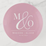 Elegantes, modernes Monogramm-Hochzeitrosa Dekoschale<br><div class="desc">Ein elegantes,  modernes Monogramm mit klassischen Serifeninitialen und einem schicken Skriptampersand,  auf staubigen rosa Hochzeitsgeschenk-Schmuckstück. Ideal für eine moderne,  minimalistische Hochzeitsnacht.</div>