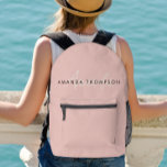Elegantes, modernes Monogramm Personalisiert mit N Bedruckter Rucksack<br><div class="desc">Das elegante und stilvolle Accessoire mit dem Namen bedruckten Rucksack, Personalisiert für moderne Individuen, präsentiert das elegante, rosafarbene Monogramm. Dieser Rucksack enthält ein trendiges Monogramm mit einem coolen Skriptnamen, das eine minimalistische und saubere Ästhetik verkörpert. Die Tasche mit ihrem Laptop ist ideal für Mitarbeiter, Mitarbeiter und Mitarbeiter und verbindet eine...</div>