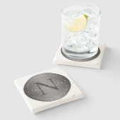 Elegantes modernes Monogramm-Schwarz-Weiß-Shading Steinuntersetzer (Seitenansicht)