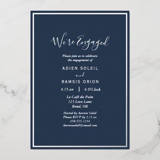 Elegantes modernes Navy Silver Wir sind Verlobtes  Folieneinladung (Vorderseite)