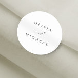 Elegantes modernes Paar ernennt minimalistische Ho Runder Aufkleber<br><div class="desc">Modernes minimalistisches Design mit einigen Namen in Holzkohle schwarz-weiß,  einfach und elegant,  großartig personalisierte Gaumenaufkleber.</div>