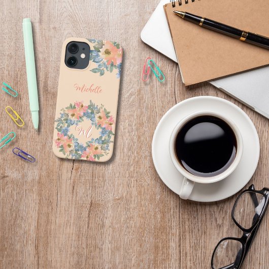 Elegantes, modernes Peach Floral Wreath Monogramm iPhone Hülle
