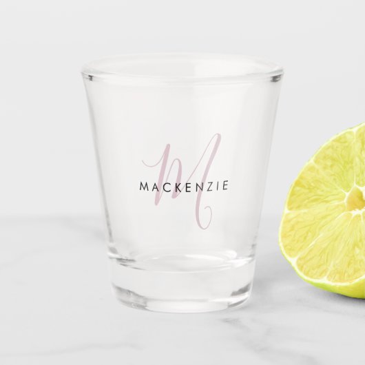 Elegantes, modernes Rosa-Script-Monogramm Schnapsglas (Vorderseite)