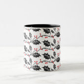 Elegantes modernes Rot-Schwarz-Holly-Muster Zweifarbige Tasse (Mittel)