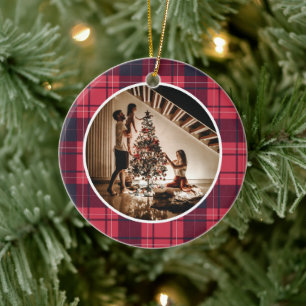 Elegantes modernes rotes Karo-Weihnachtsfamilienfo Keramik Ornament