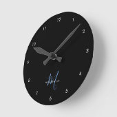 Elegantes, modernes Schwarz-Blau-Script-Monogramm Runde Wanduhr (Winkel)