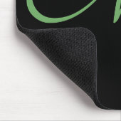 Elegantes, modernes Schwarz-Grün-Script-Monogramm Mousepad (Ecke)