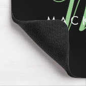 Elegantes, modernes Schwarz-Grün-Script-Monogramm Mousepad (Ecke)