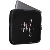 Elegantes, modernes Schwarz-Rosa-Script-Monogramm Laptopschutzhülle (Vorne Rechts)