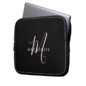 Elegantes, modernes Schwarz-Rosa-Script-Monogramm Laptopschutzhülle (Vorderseite Links)