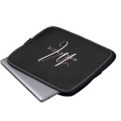 Elegantes, modernes Schwarz-Rosa-Script-Monogramm Laptopschutzhülle (Vorne Knopf)