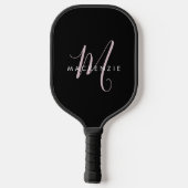 Elegantes, modernes Schwarz-Rosa-Script-Monogramm Pickleball Schläger (Rückseite)