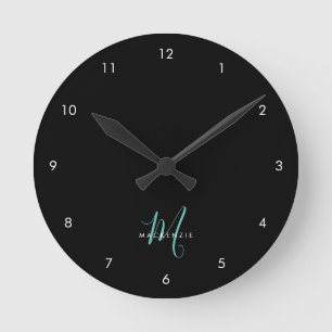 Elegantes, modernes Schwarzes Aquamarines Script M Runde Wanduhr