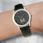 Elegantes, modernes Schwarzes Gold Monogramm Armbanduhr<br><div class="desc">Personalisierte Schwarz-Weiß-Uhr mit einfachen weißen Zahlen. Diese elegante, minimalistische Uhr verbindet klassischen Stil mit einer persönlichen Touch, die einen fett goldfarbenen Ersteindruck (Achtung: das Gold ist eine flache Farbe ohne Schimmer) auf einem schwarzen Gesicht aufweist und durch einfache weiße Zahlen zum Lesen betont wird. Das Design enthält auch einen stilvollen...</div>