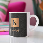 Elegantes, modernes Schwarzes Gold-Namensschild mi Kaffeetasse