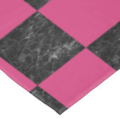 Elegantes modernes schwarzes MarmorPink kariert Tischdecke (Schrägansicht)