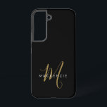 Elegantes, modernes Schwarzes Script Monogram Samsung Galaxy Hülle<br><div class="desc">Elegante moderne Black Gold Script Monogram Phone Case. Ein elegantes Goldskriptmonogramm in Verbindung mit einem weißen San-Serif-Schriftart sorgt für ein zeitgemäßes Aussehen.</div>