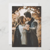 Elegantes, modernes Script 2 Foto Black Wedding Einladung (Rückseite)