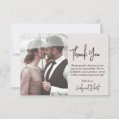 Elegantes, modernes Script Beige Foto Hochzeit Dankeskarte (Vorderseite)