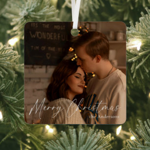 Elegantes, modernes Script Couple Foto Frohe Weihn Ornament Aus Metall